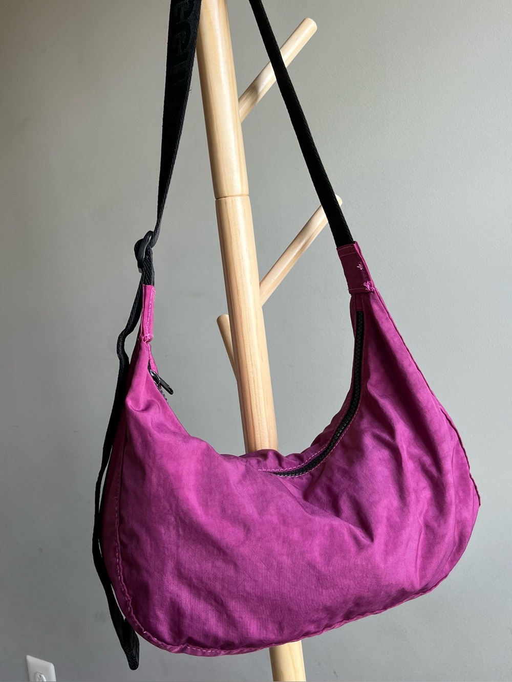 BAGGU Medium Magenta Crescent
